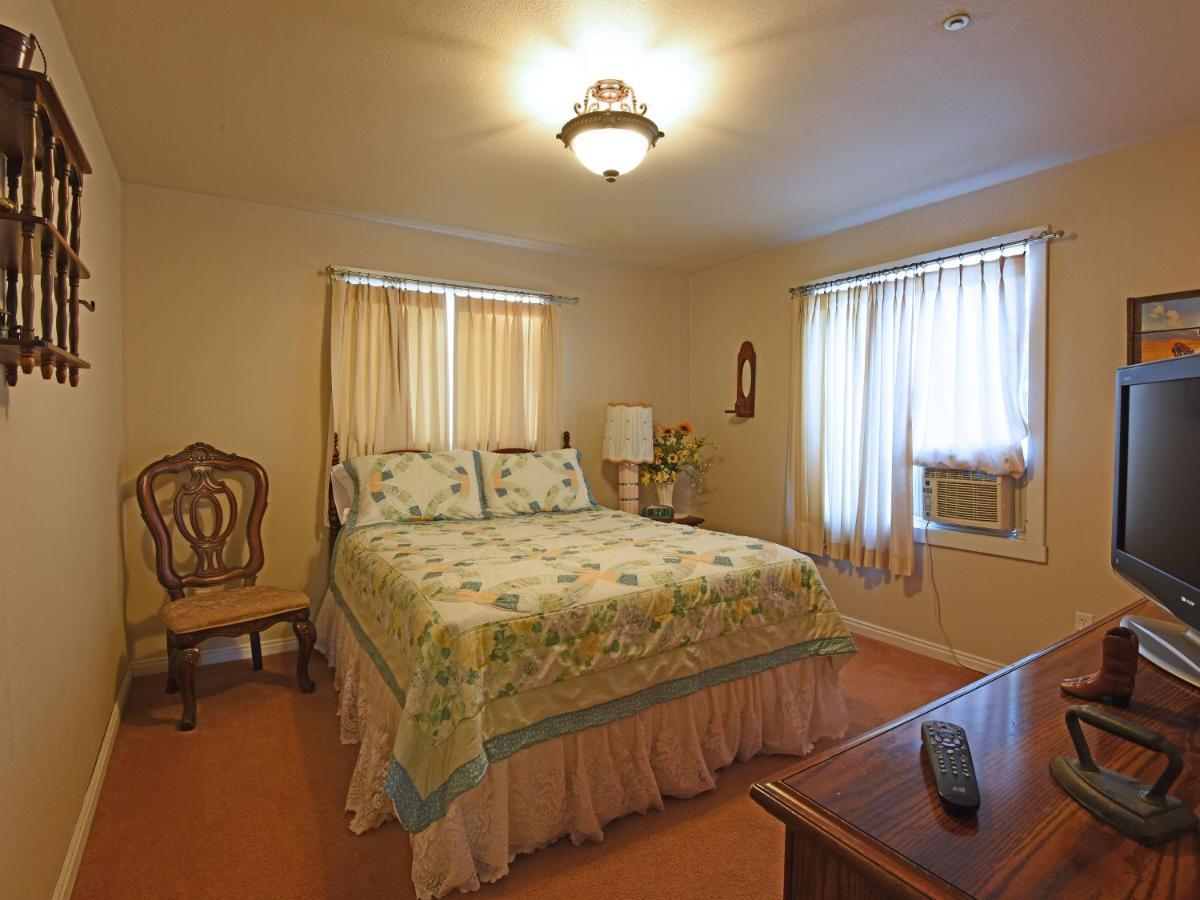 Pine Tree Inn Panaca Стая снимка